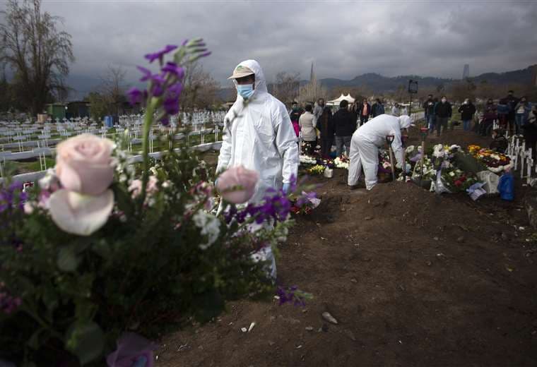 Sepultureros en plena labor en el Cementerio General de Santiago. Foto AFP