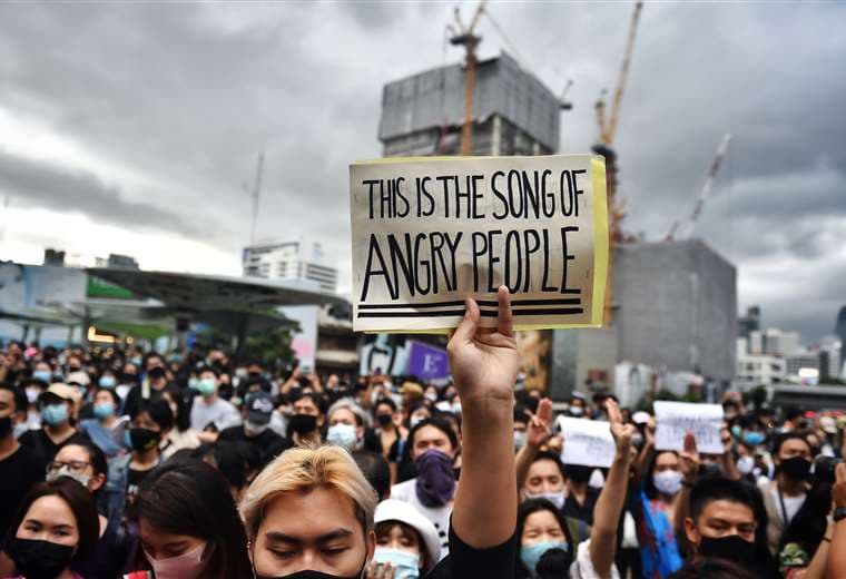 Manifestantes piden la disolución del gobierno militar en Bangkok. Foto AFP
