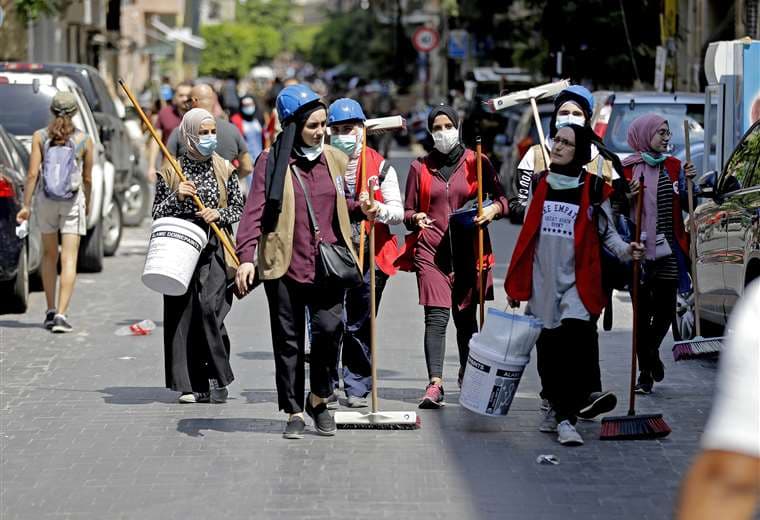 Voluntarias llegan al lugar de la explosión para realizan labores de limpieza en Beirut. Foto AFP