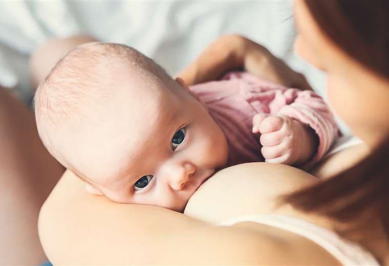 La leche materna tiene nutrientes que ayuda a que el bebé crezca sano