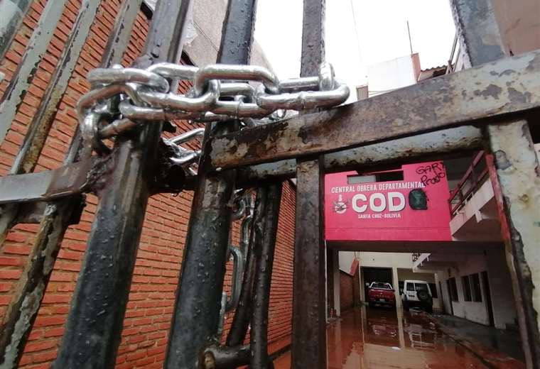Trabajadores de la construcción encadenaron las puertas de la COD (Foto: Jorge Uechi)