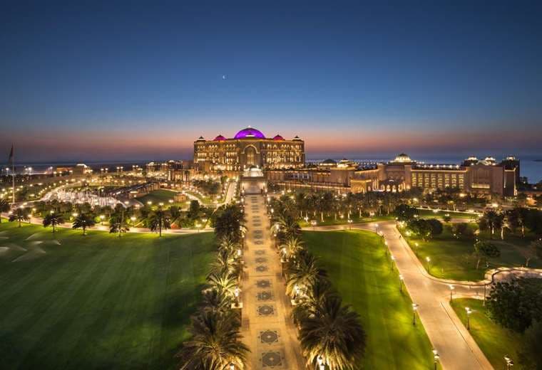 Vista panorámica del ingreso al hotel Emirates Palace, construido a orillas del Golfo Pérsico