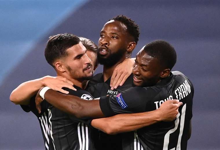 Las felicitaciones son para Dembele, que hizo dos goles para el Lyon. Foto: AFP