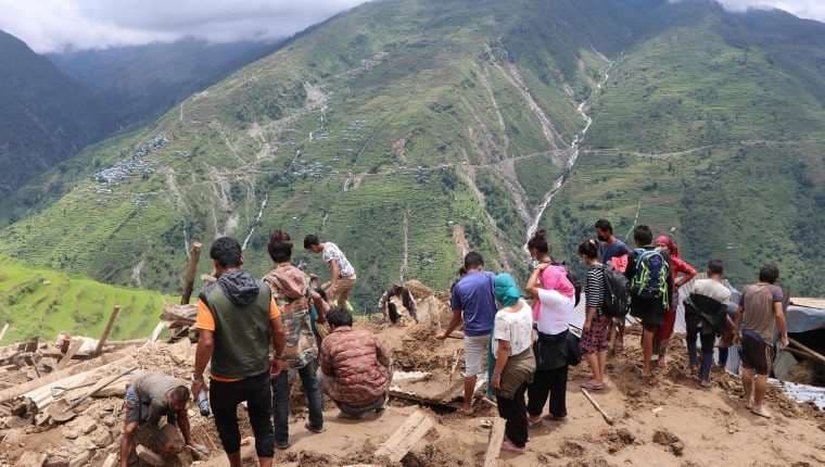 Los aludes de tierra e inundaciones han provocado la muerte de más de 200 personas en Nepal