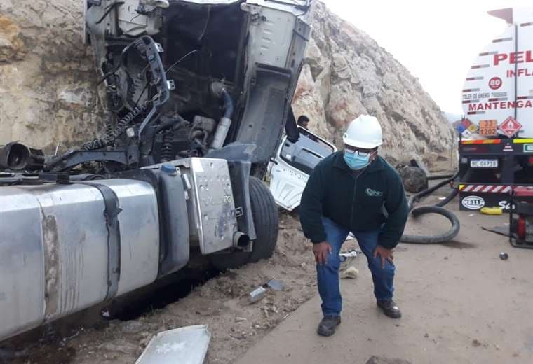 Cisterna de gasolina sufre accidente en vía Oruro-Cochabamba por evadir piedras dejadas por bloqueadores