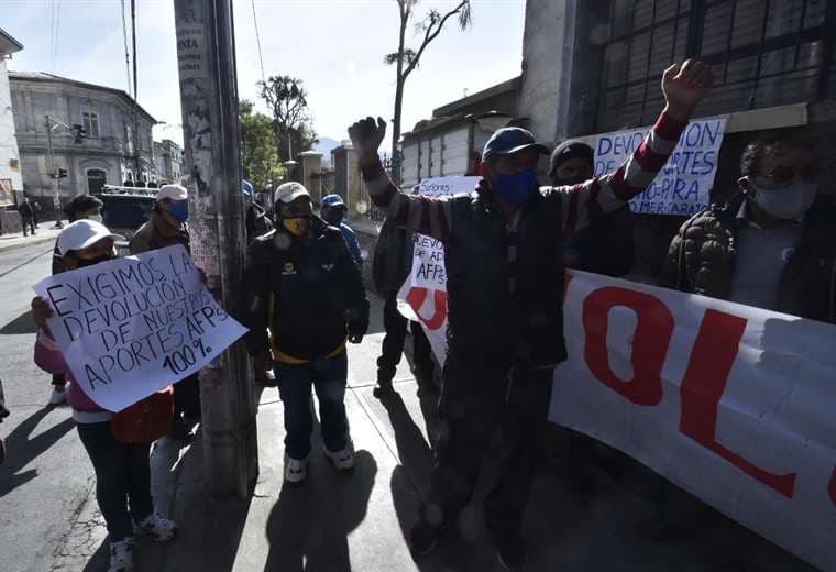 Aportantes a las AFP protestan frente a la Defensoría del Pueblo.  Foto APGNoticias