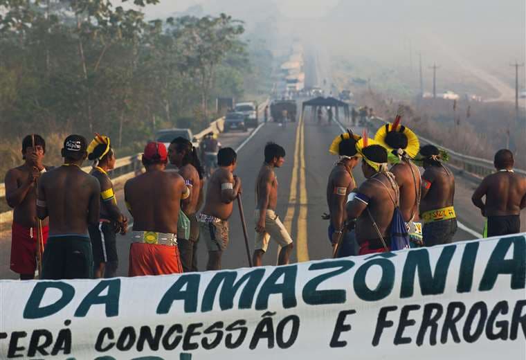Indígenas mantienen el corte de la carretera en Pará. Foto AFP