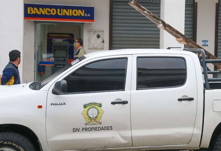 La Policía investiga el robo frustrado en la agencia del Banco Unión /Foto: Jorge Uechi