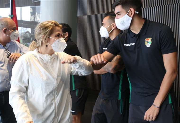El saludo de la Presidenta Jeanine Áñez al defensor José María Carrasco en el hotel donde está concentrada la selección. Foto: FBF