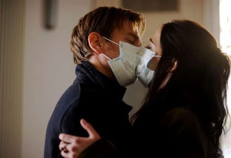 Los besos directos están prohibidos en tiempos de coronavirus, pueden transmitir el virus
