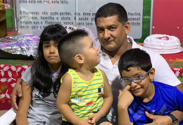 Marcos Rodríguez junto a sus tres hijos menores