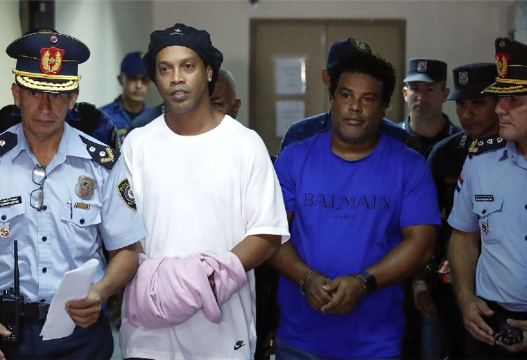 Ronaldinho cuando era conducido al hotel para cumplir arresto domiciliario