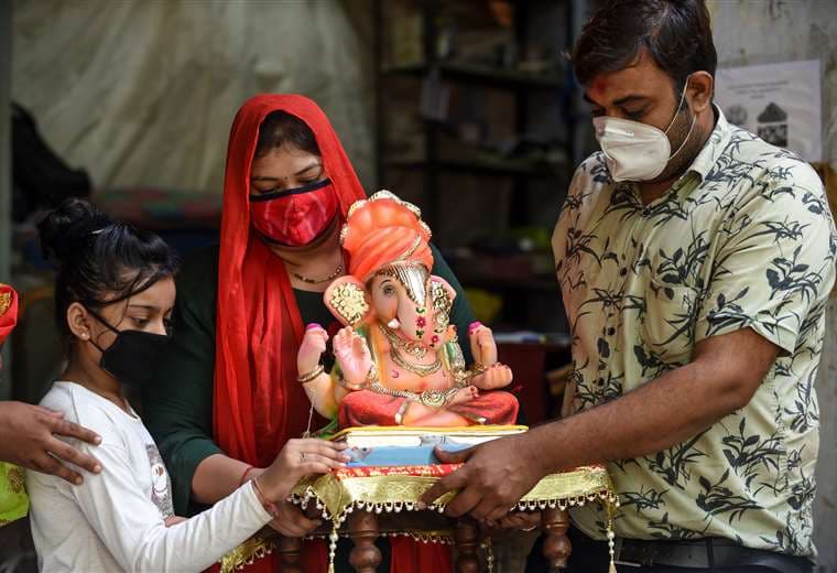 Devotos llevan la imagen de la deidad hindú con cabeza de elefante Ganesha. Foto AFP