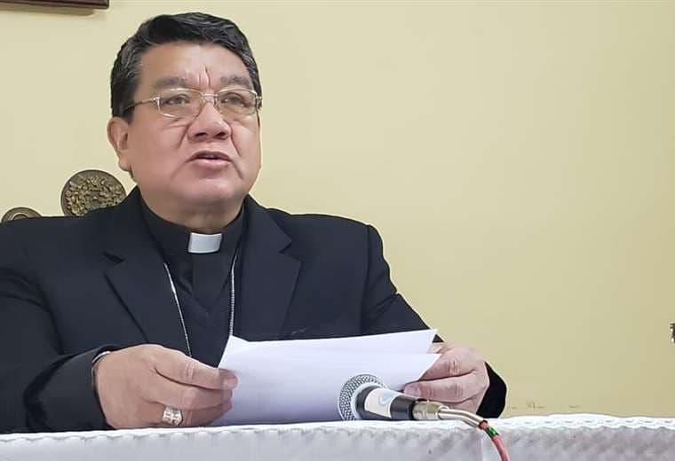 Aurelio Pesoa, secretario general de la CEB leyó el mensaje de la Iglesia.