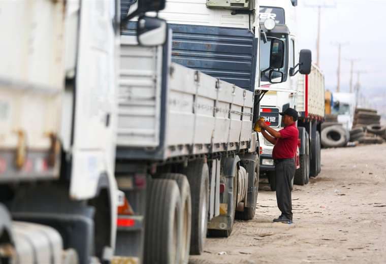 Varios camiones están varados en la frontera con Chile/Foto: APG 