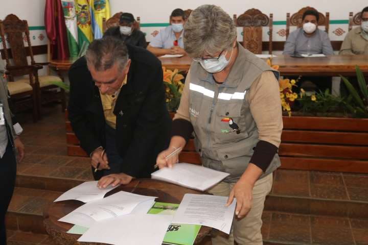 Aguilera y Pinckert (dcha,) al momento de firma el acuerdo de reforestación (Foto:Amdecru)