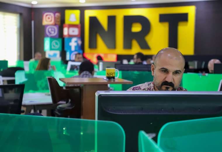 Sala de redacción de Nalia Radio y Televisión (NRT), en el Kurdistán iraquí. Foto AFP