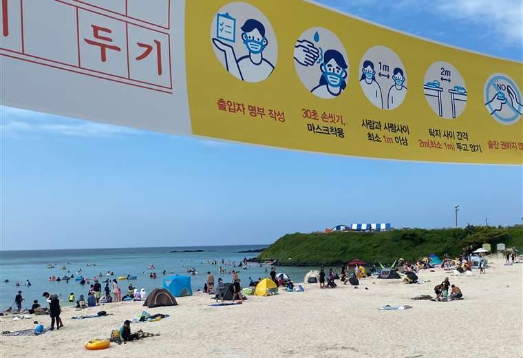 Una pancarta recomienda a los bañistas sobre el coronavirus en Jeju (Corea del Sur). AFP
