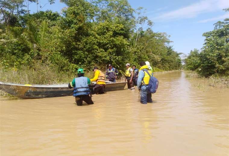 Rescatan a 6 personas aisladas por crecidas del río Yapacaní