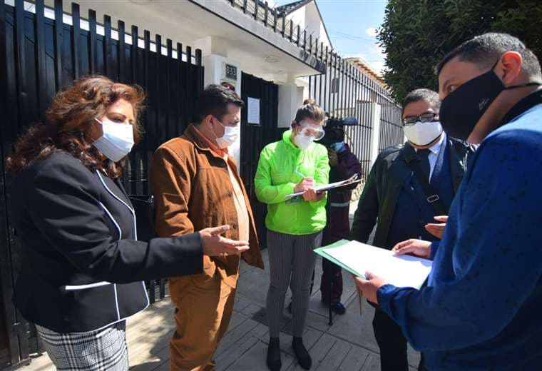 Robert Blanco no pudo ingresar el lunes a las oficinas de la FBF en La Paz. Foto APG