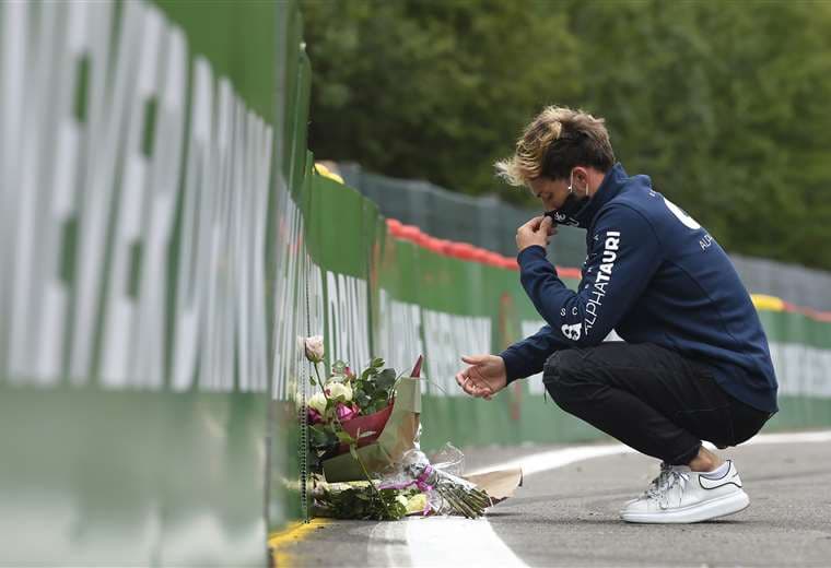 El piloto francés Pierry Gasly dejó flores en el lugar donde falleció Hubert. Foto: AFP