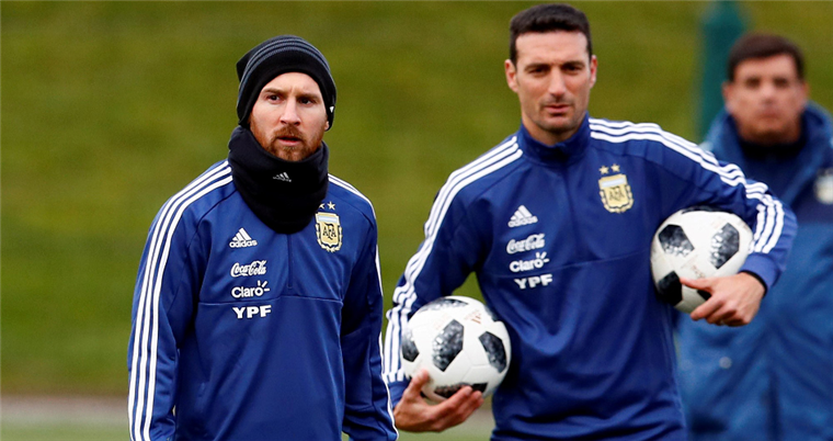 El DT Scaloni junto a Messi, la estrella argentina