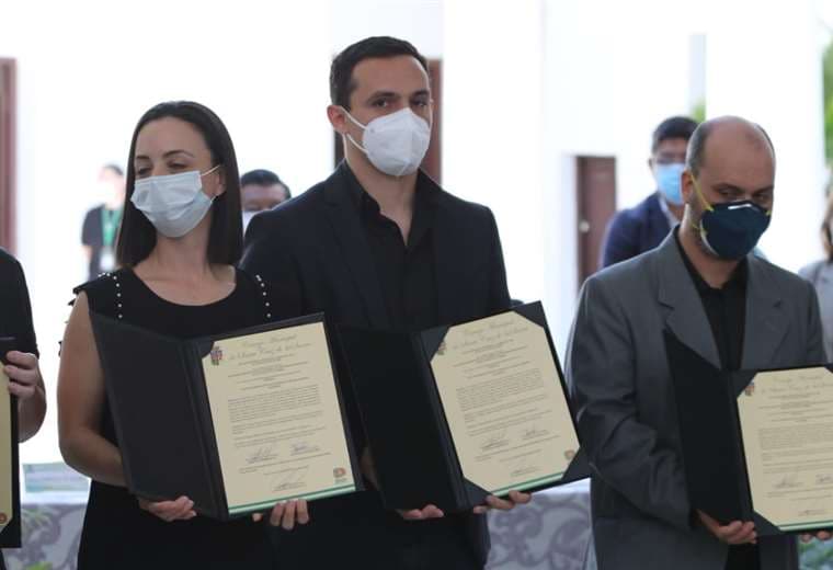 Familiares del doctor recibieron la ley por parte de las autoridades. Fotos: Hernán Virgo