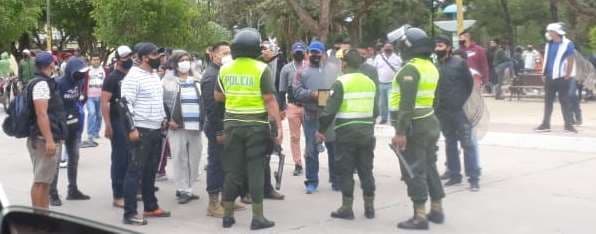 Policías intervienen conflicto en Camiri