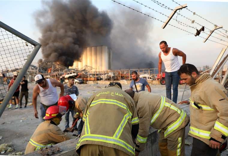 Bomberos trabajan en el lugar de una de las explosiones en Beirut. Foto AFP