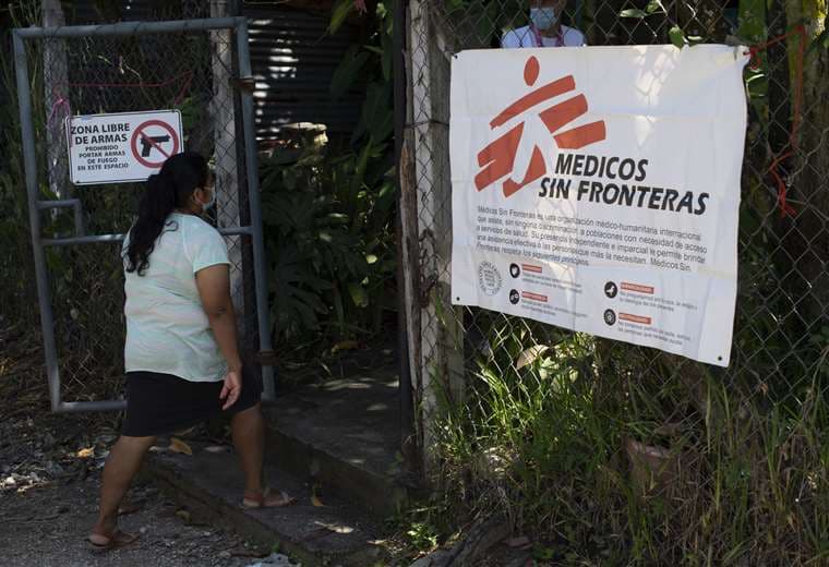 Una mujer llega a un centro de atención de Médicos Sin Frontera. Foto AFP