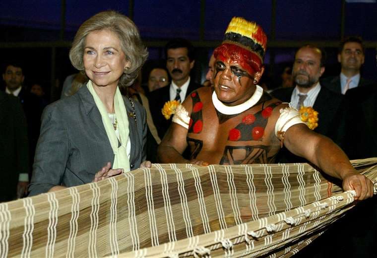 Foto de 2003 de la reina Sofía con el cacique Aritana. Foto AFP