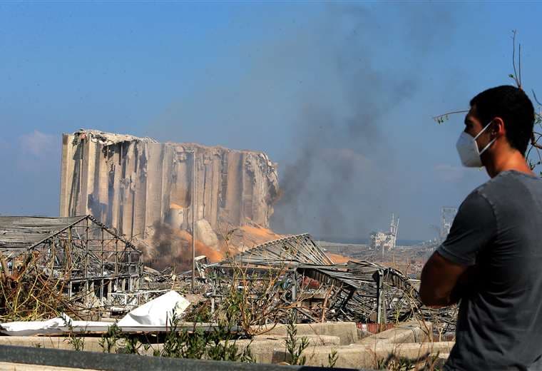 Un hombre observa los daños causados por las explosiones en el puerto de Beirut. Foto AFP