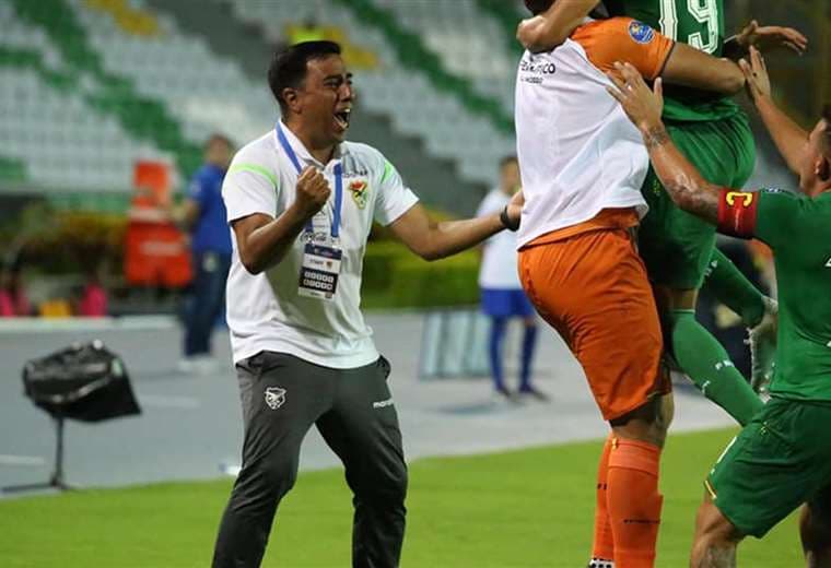 César Farías en una celebración con la selección boliviana sub-23. Foto: Prensa FBF