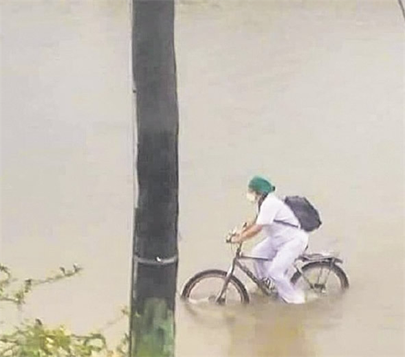 Mary Luz Salazar Gonzales, la enfermera que se hizo viral por transitar en plena lluvia en su bicicleta. 