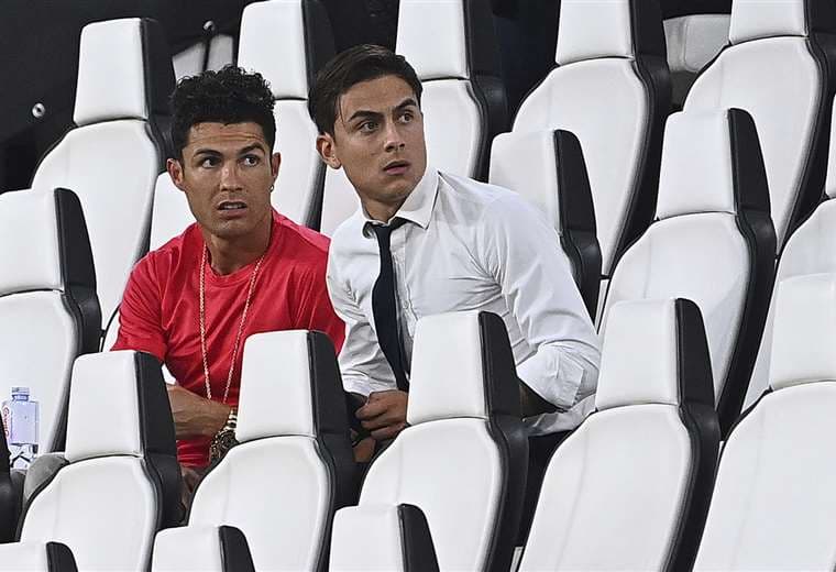 Cristiano Ronaldo y Paulo Dybala observando un partido de la Serie A. Foto: AFP