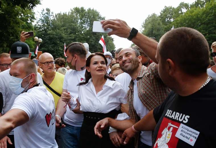 Svetlana Tijanóvskaya rodeada de seguidores. Foto Internet
