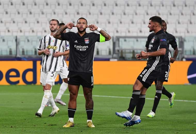 El particular festejo de Depay, que anotó este viernes de penal ante Juventus. Foto: AFP