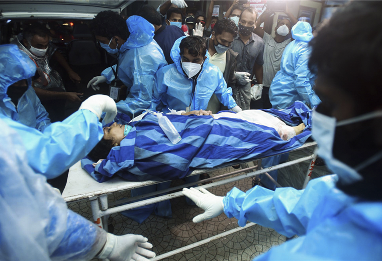 Una pasajera es socorrida por los médicos después del accidente. Foto AFP
