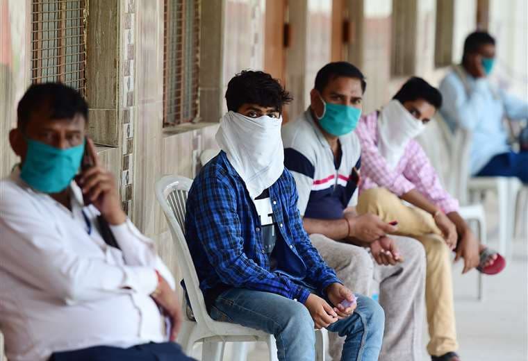 La gente espera para hacerse la prueba de Covid-19 fuera de una instalación en Allahabad (India). Foto AFP