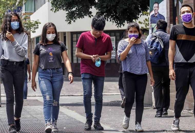 Jóvenes pasean por una calle de Ciudad de México. Foto Internet