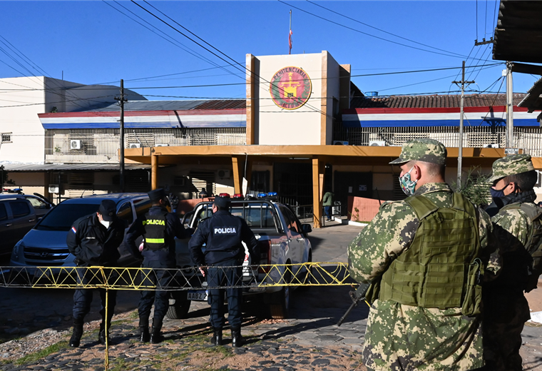 Policías y militares montan guardia frente a la prisión de Tacumbú mientras los trabajadores en salud realizan las pruebas de Covid-19. Foto. AFP