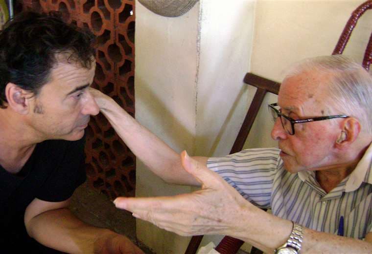 Imagen publicada el 1 de enero de 2012 que muestra al obispo español Pedro Casaldáliga (dcha.) hablando con el actor español Eduard Fernández en Sao Félix do Araguaia, estado de Mato Grosso (Brasil). Foto AFP