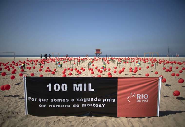 Homenaje a las víctimas mortales del coronavirus en la playa de Copacabana en Río de Janeiro. Foto AFP