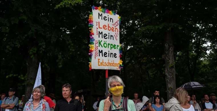 Manifestación contra las restricciones en Berlín. Foto AFP