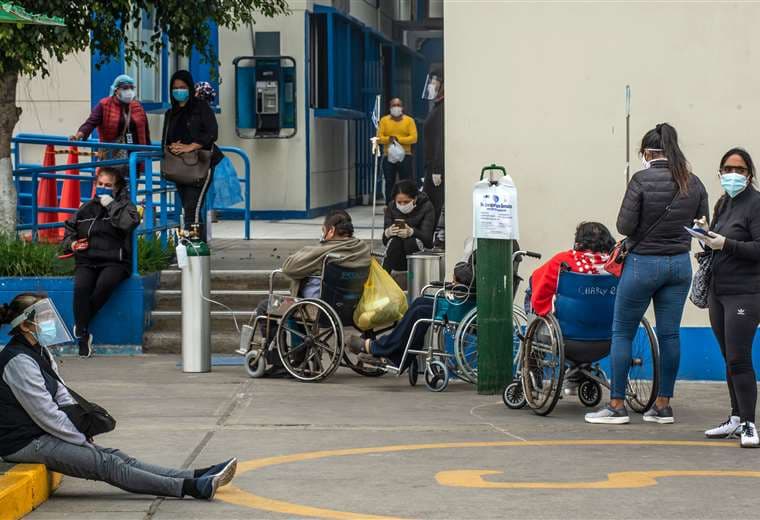 Pacientes esperan en un hospital de Lima. Foto Internet