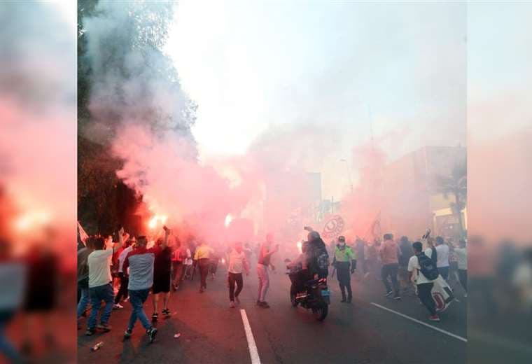 Hinchas llegaron hasta las calles cercanas al estadio Nacional e incumplieron las medidas de bioseguridad. Foto: Internet