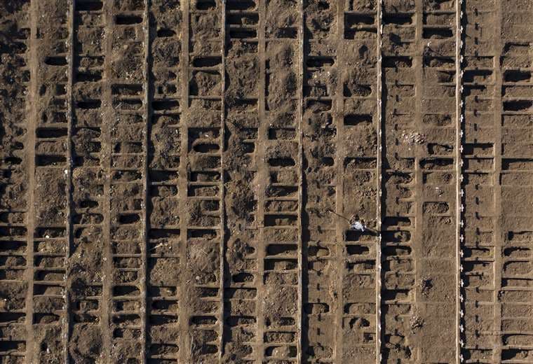 Vista aérea de nuevas tumbas en el Cementerio General de Santiago. Foto AFP
