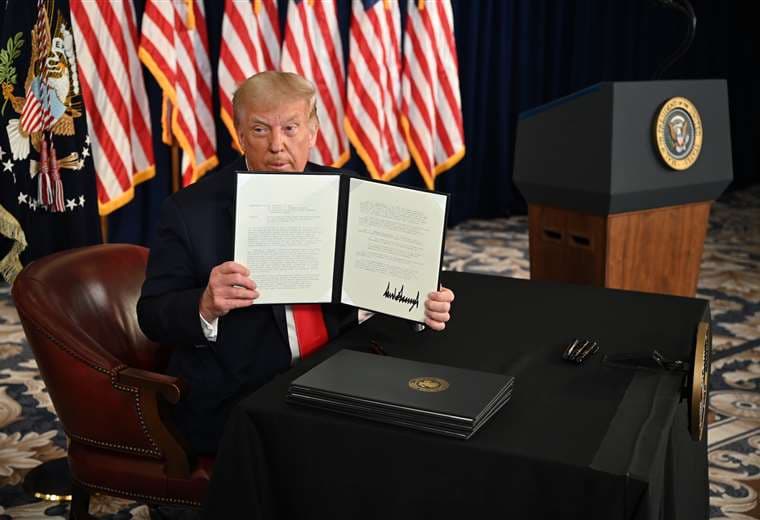 El presidente Donald Trump firma órdenes ejecutivas que extienden el alivio económico por el coronavirus. Foto AFP