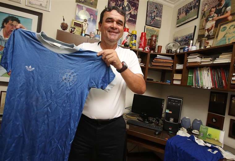 'Tucho' todavía conserva su camiseta de Universidad, club en el que se formó. Foto: Jorge Guitérrez 