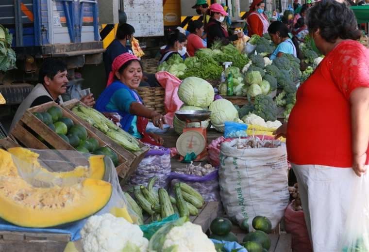 La oferta de verduras y frutas en los mercados cruceños aún no registra una merma pese al cierre de las vías (Foto: Jorge Uechi)